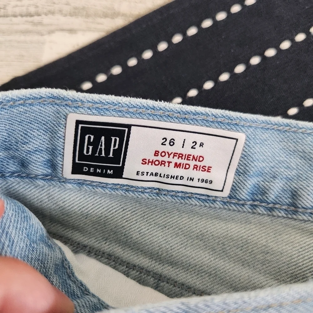 Gap Boyfriend Mid Rise Jean Denim Long Shorts Light Wash Size 26/2